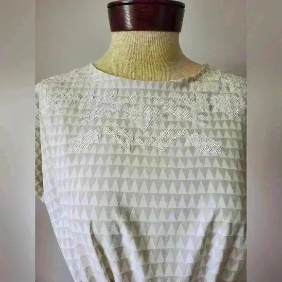 ARMANI  EXCHANGE lightweight cream dress with white sequined accents. Size 4 - Picture 3 of 9